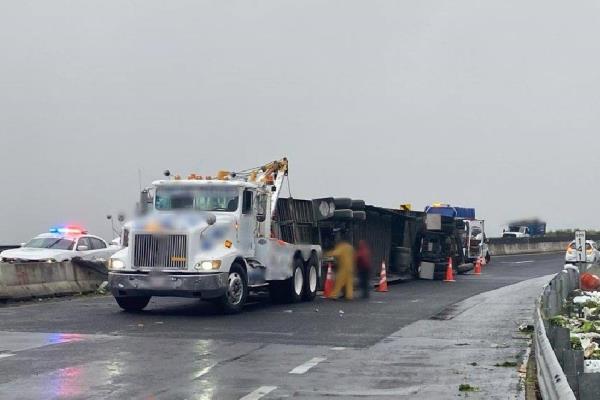 Tráiler con frutas y legumbres vuelca en el libramiento de Xalapa