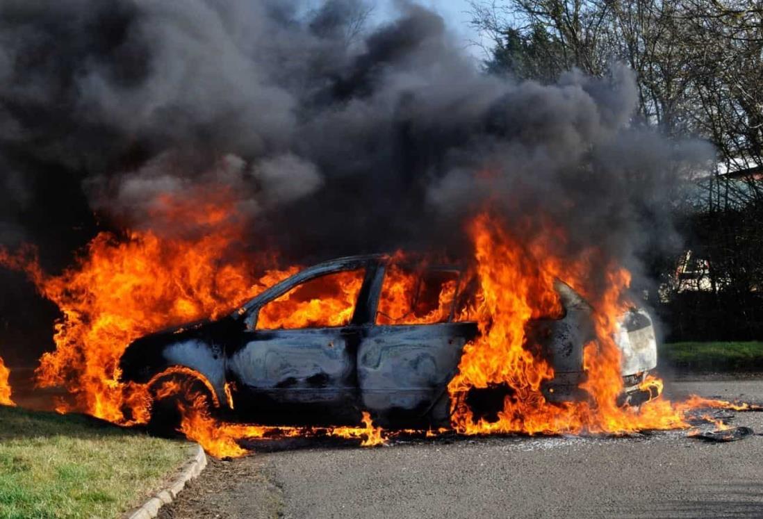 Migrantes rescatan a un hombre mayor de un auto incendiado en Nueva York | VIDEO