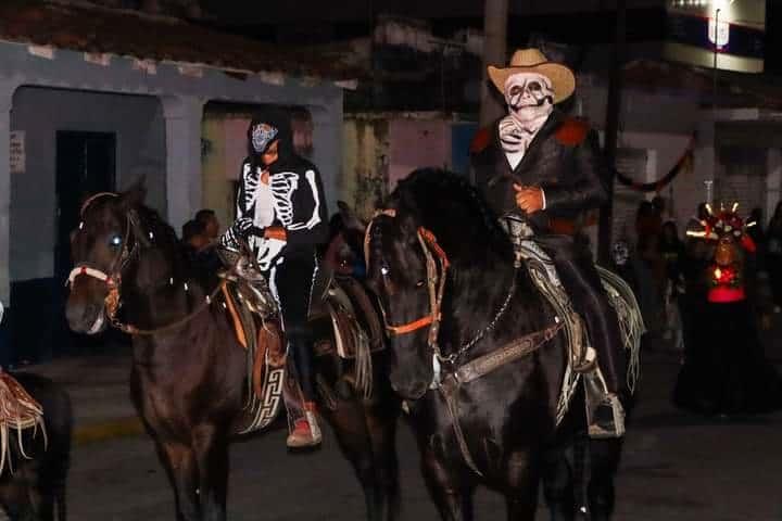 Realizan exposición de altares y desfile de Catrinas en Paso de Ovejas, Veracruz