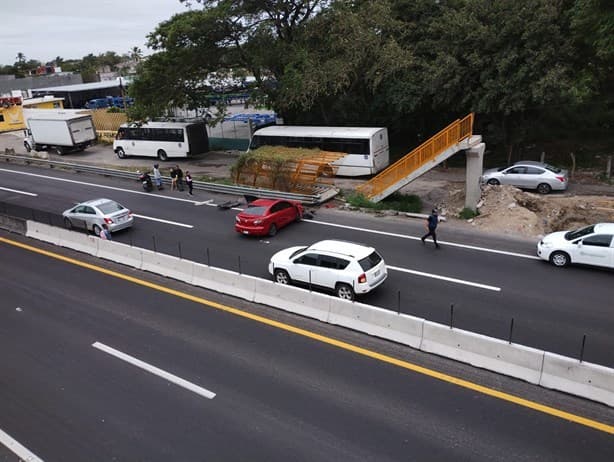 Conductor en Veracruz sufre falla en su automóvil y se estrella contra guarnición de acero