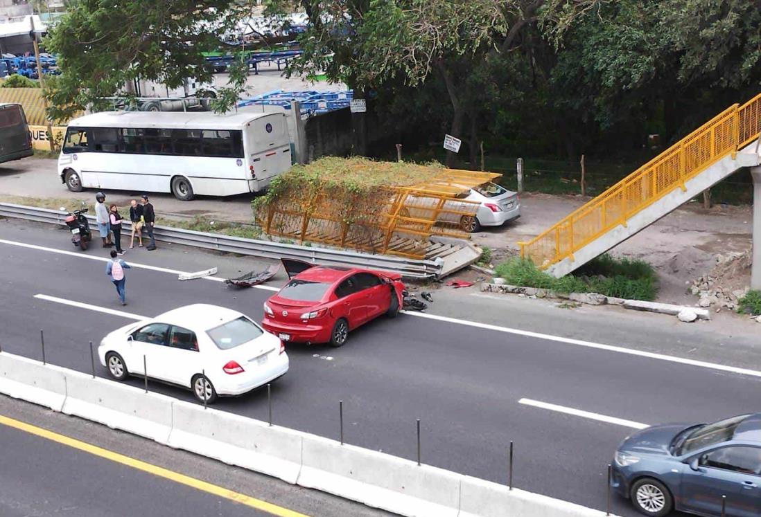 Conductor en Veracruz sufre falla en su automóvil y se estrella contra guarnición de acero
