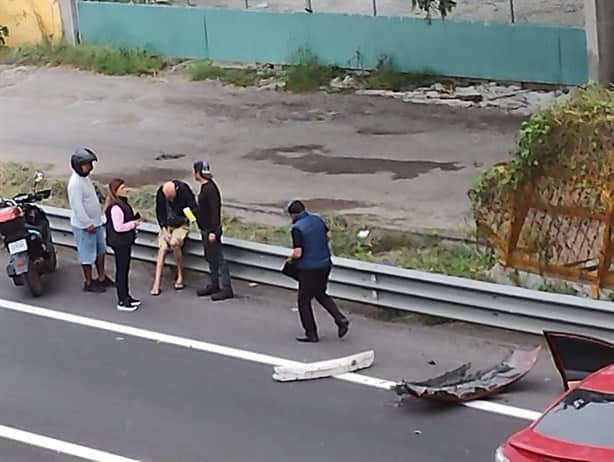 Conductor en Veracruz sufre falla en su automóvil y se estrella contra guarnición de acero