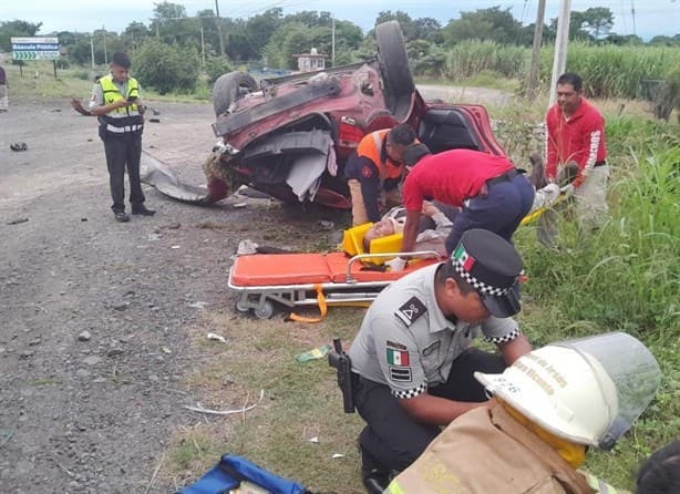 Camioneta en Tierra Blanca termina volcada y deja 3 lesionados