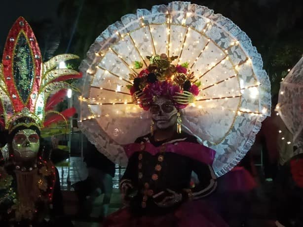 Ni la llovizna detiene desfile de catrinas en Boca del Río