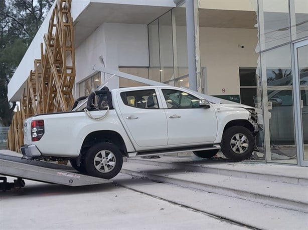 Camioneta se estrella contra edificio del IVD en Boca del Río | VIDEO