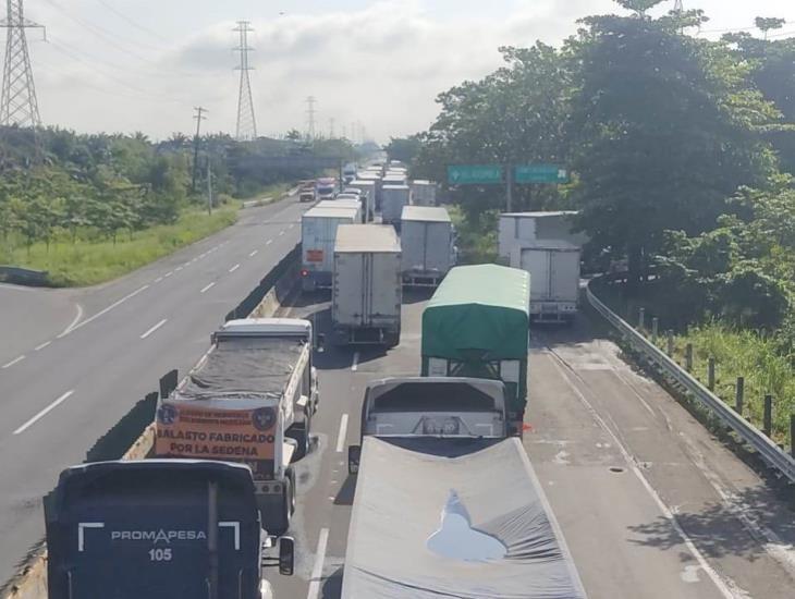 Una noche de terror en la Nuevo Teapa-Cosoleacaque; conductores varados temían ser asaltados