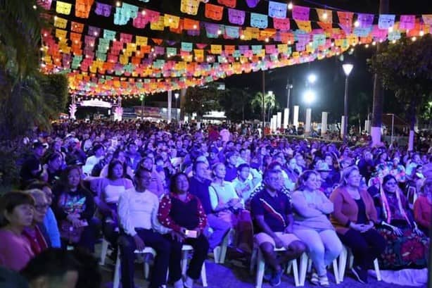 Desfile de catrinas y catrines fue un éxito en Cardel