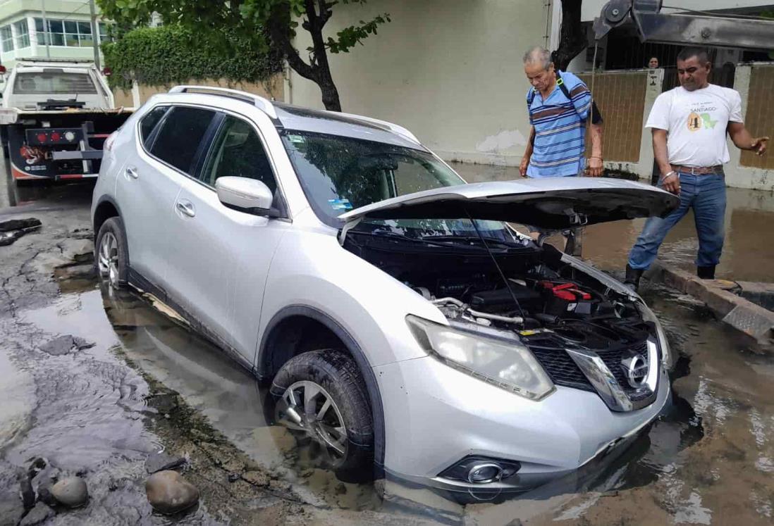 Camioneta se hunde en enorme socavón en fraccionamiento Moderno, Veracruz