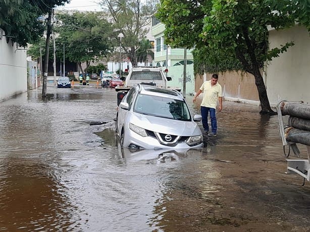 Camioneta se hunde en enorme socavón en fraccionamiento Moderno, Veracruz