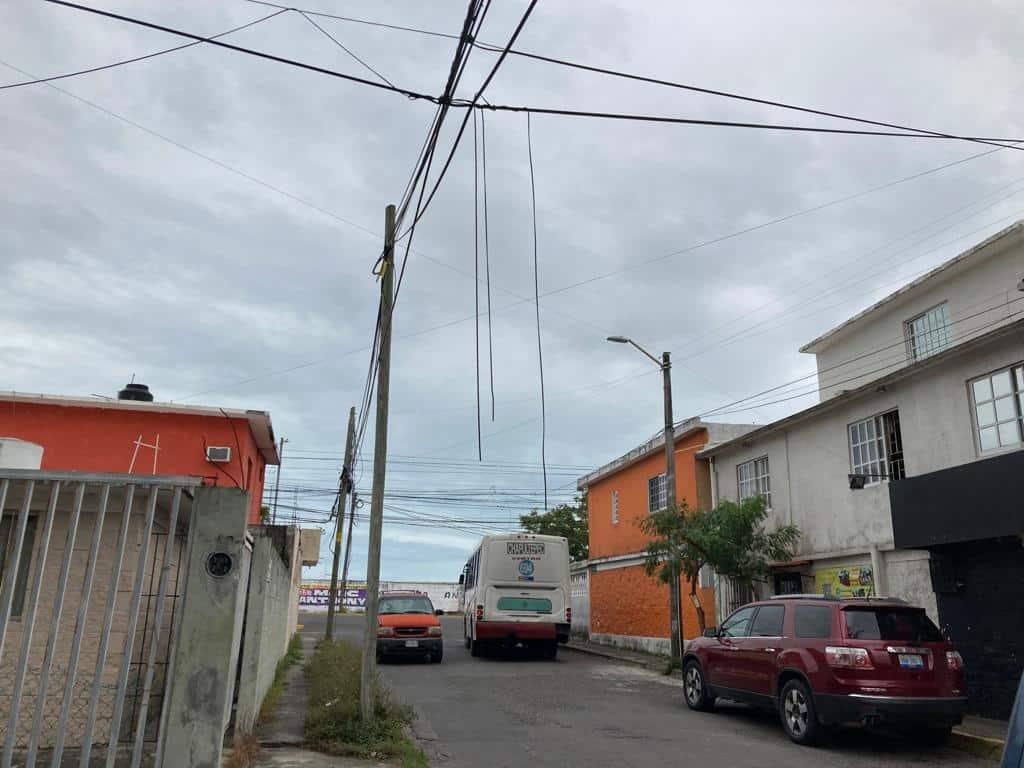 Alertan por cables colgando en varias colonias de Veracruz