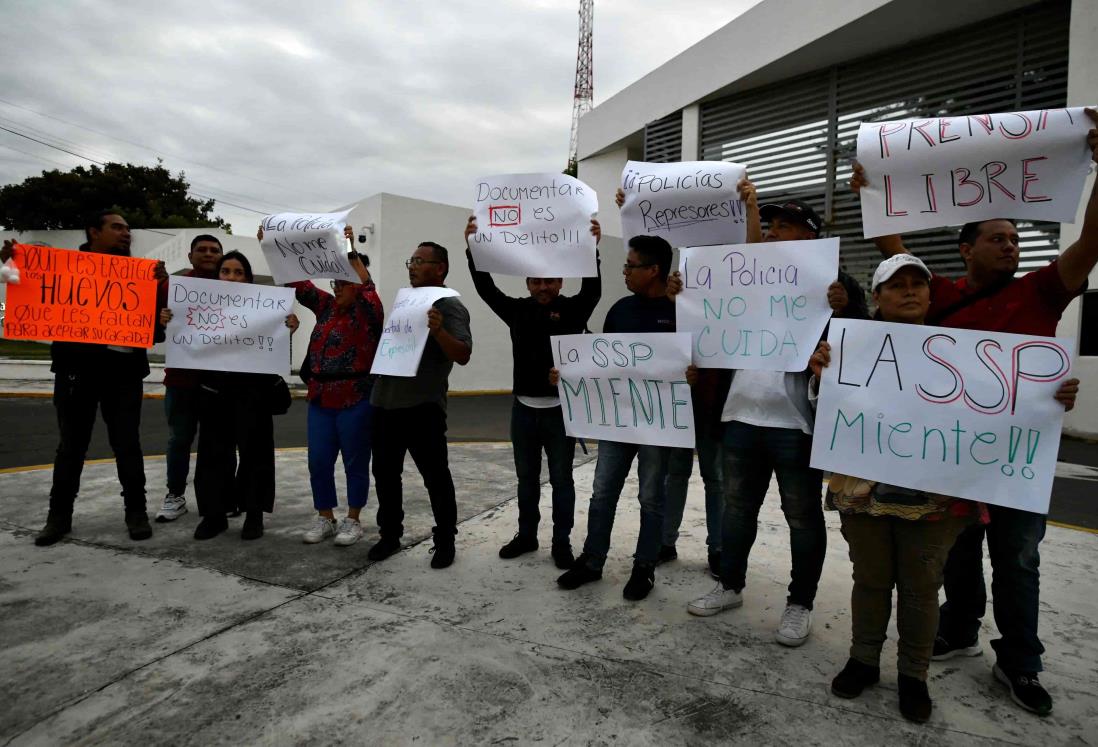 Protestan reporteros en las instalaciones de la SSP por violencia policial en Veracruz | VIDEO