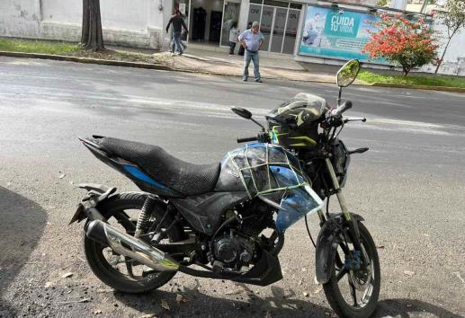 Motociclista arrolla a mujer en calles de Xalapa
