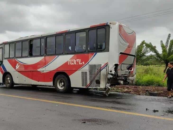 Patrulla choca contra autobús de pasajeros en Ángel R. Cabada; hay varios heridos