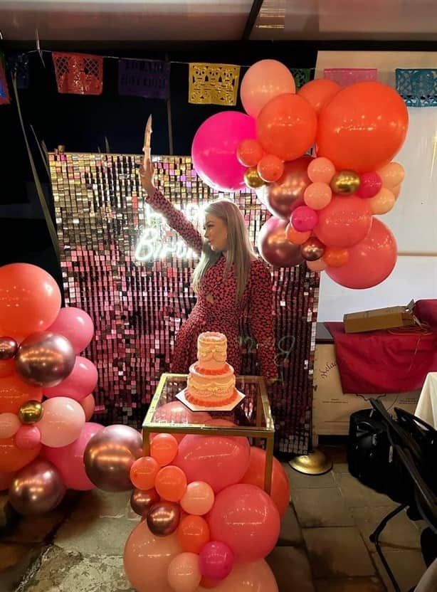 Abril Díaz es festejada por sus amigas