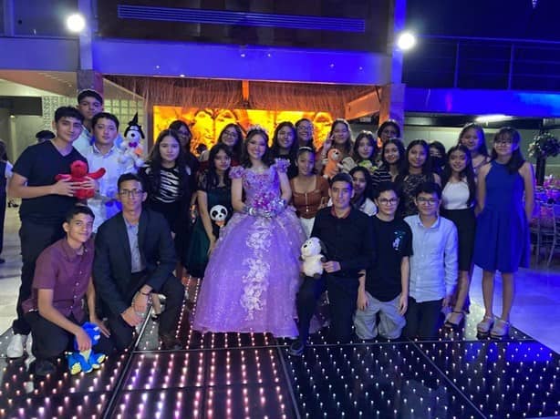 Regina Darien Reyes Saldaña protagoniza fiesta de XV años