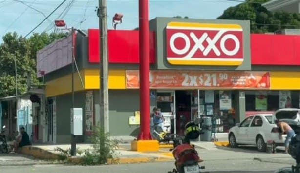 Mujer arroja piedra a un Oxxo de Cardel