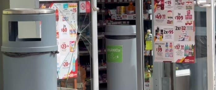 Mujer arroja piedra a un Oxxo de Cardel