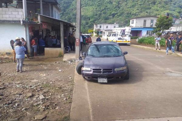 ¡Choque en Atzacan! Auto pierde el control y derriba poste de CFE
