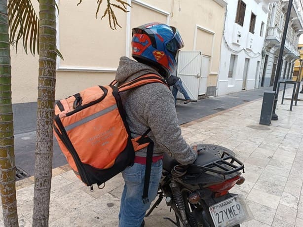 Repartidores de aplicaciones sostienen servicios a domicilio de restaurantes en Veracruz