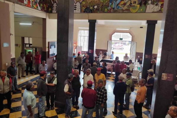 Extrabajadores de factoría exigen devolución del auditorio Benito Juárez, en Río Blanco