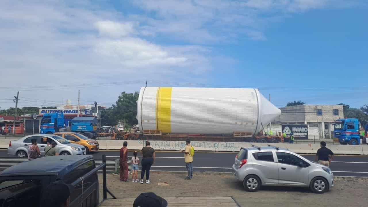 Trasladan tanques fermentadores de Constellation Brands por carreteras de Veracruz