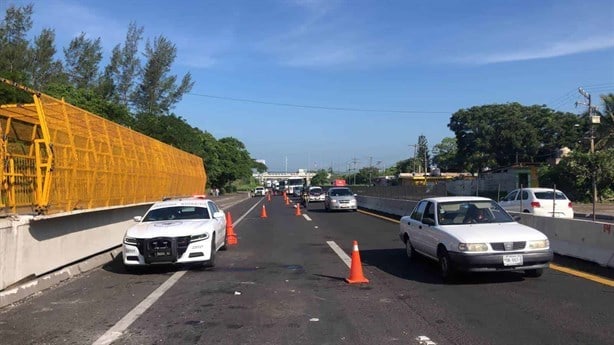 Reparan puente peatonal de la Veracruz-Cardel tras choque de tráiler