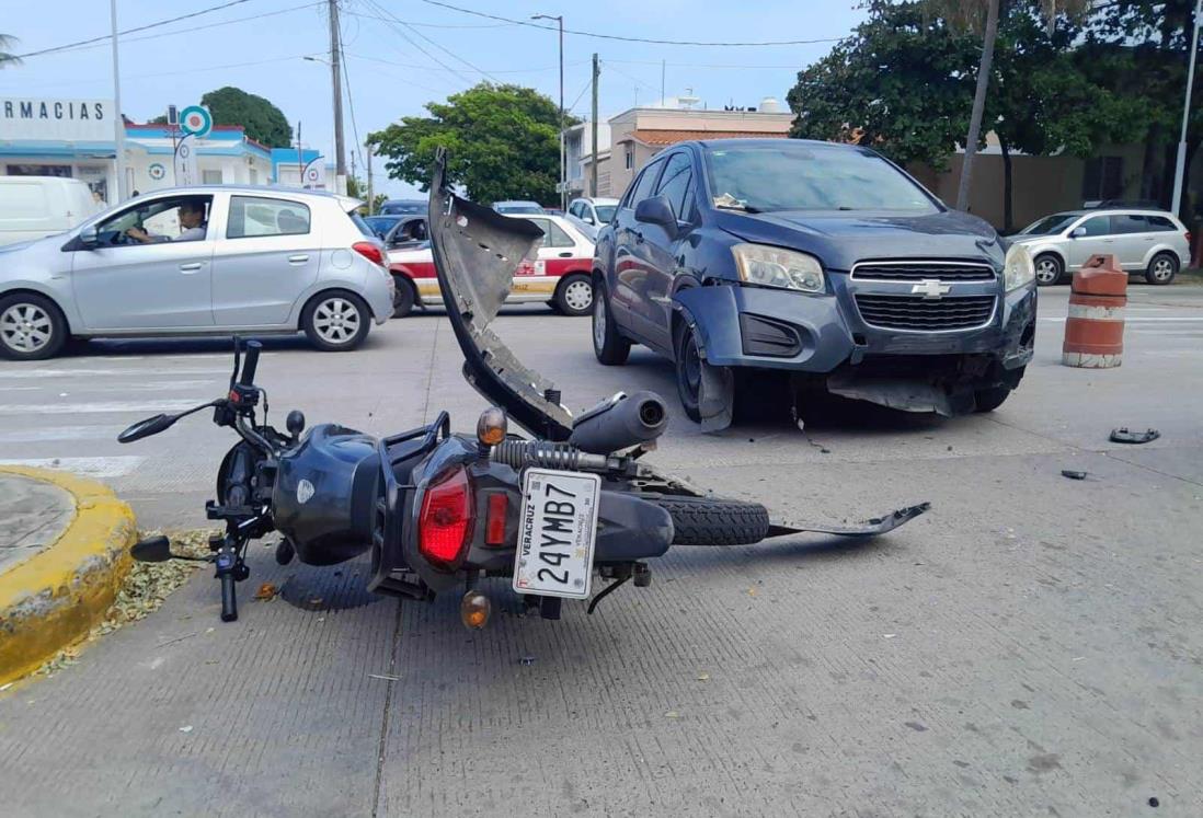 Motociclista choca frente al hospital del ISSSTE en Veracruz, allí mismo fue internado