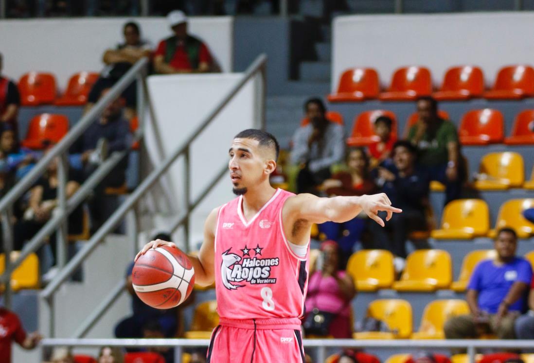 Reconocen a debutantes de los Halcones Rojos