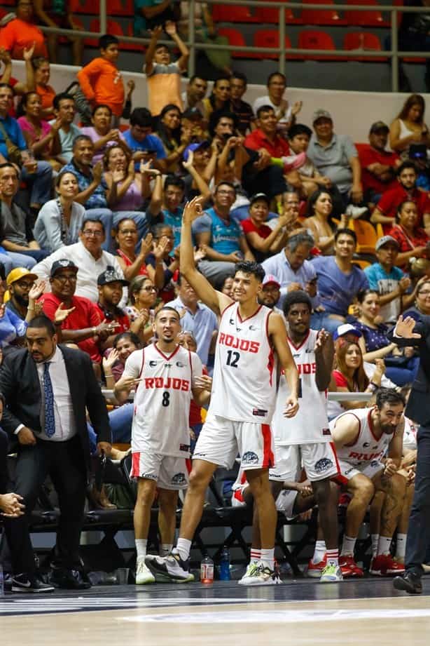 Reconocen a debutantes de los Halcones Rojos