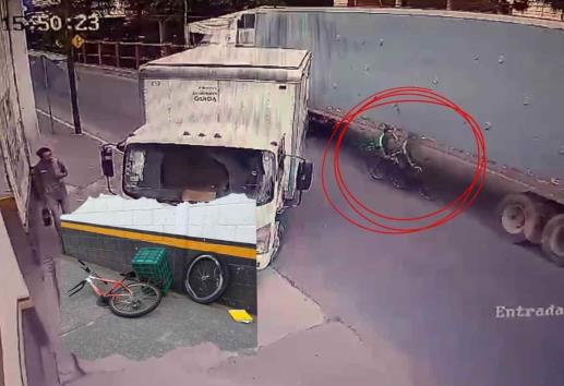 En Orizaba, se salva de morir bajo las llantas de un tráiler