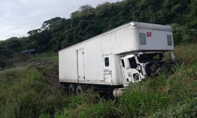 Camión con abarrotes se impacta en la Tinaja-Cosamaloapan