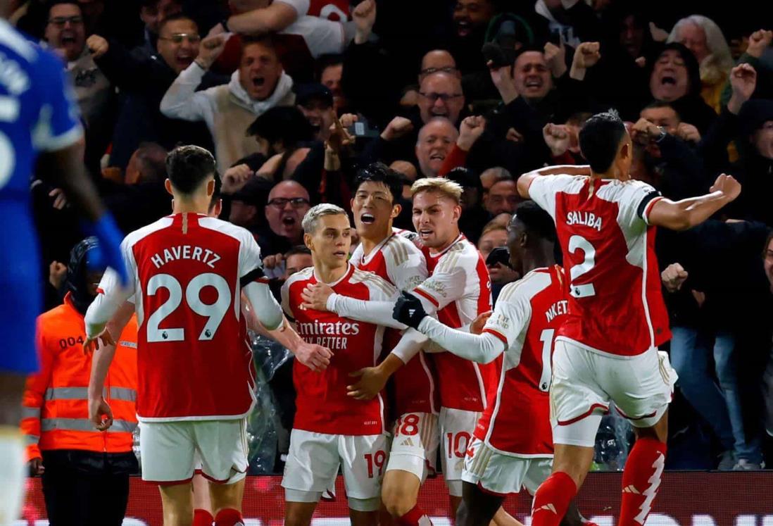 Alcanza Arsenal al líder de la Premier