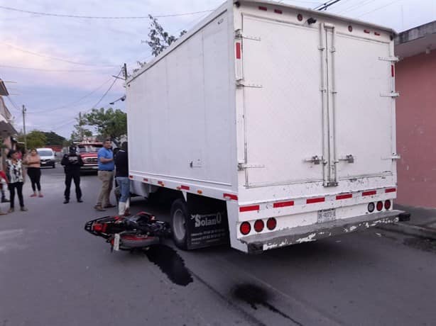 Pareja de jóvenes de Veracruz se estrellan en motocicleta contra una camioneta