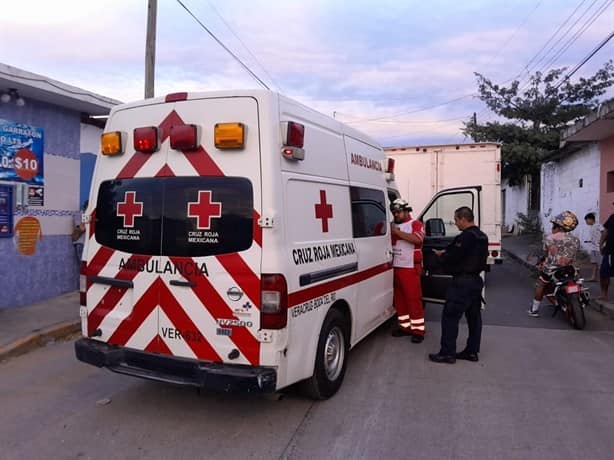 Pareja de jóvenes de Veracruz se estrellan en motocicleta contra una camioneta