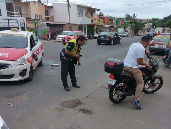 Motociclista de Veracruz termina con lesiones tras impactar con un taxi