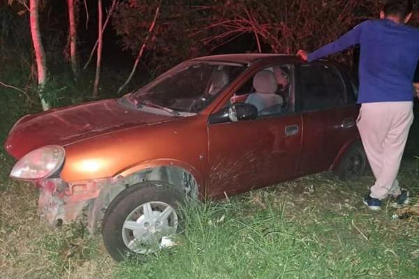 Vehículo pierde el control y se sale de la carretera en Córdoba