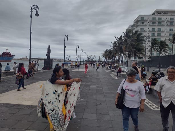 Frente frío 9 no espanta a turistas en malecón de Veracruz