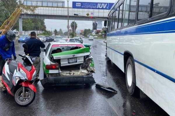 Autobús de ATB choca contra dos taxis en el Boulevard Banderilla
