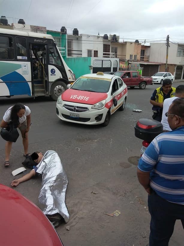 Motociclista de Veracruz termina con lesiones tras impactar con un taxi