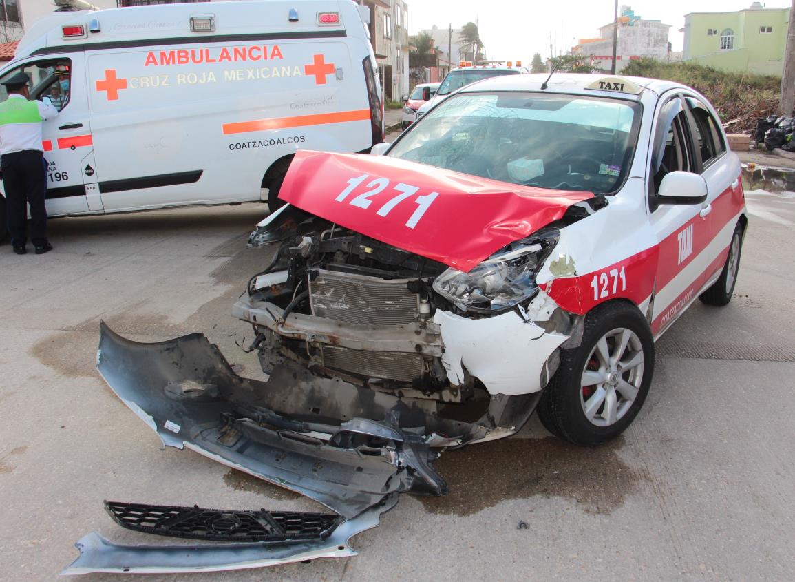 Taxi colisiona con Peugot en la Puerto México