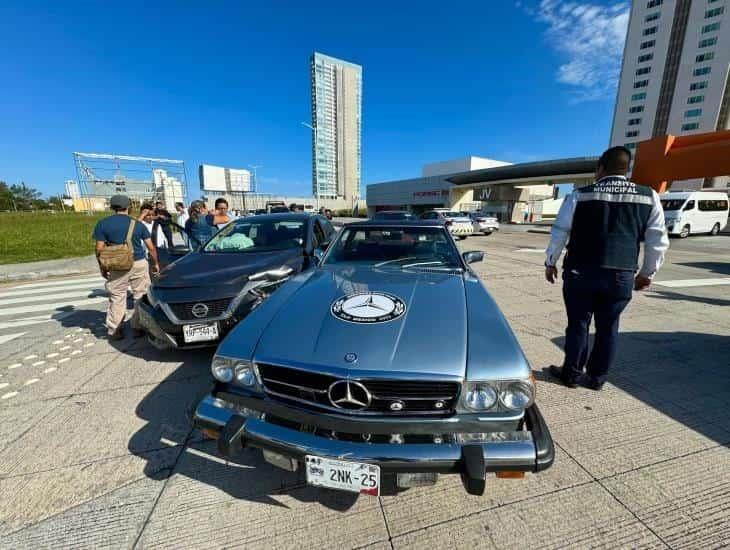 Automóvil de lujo choca en Boca del Río contra otro carro