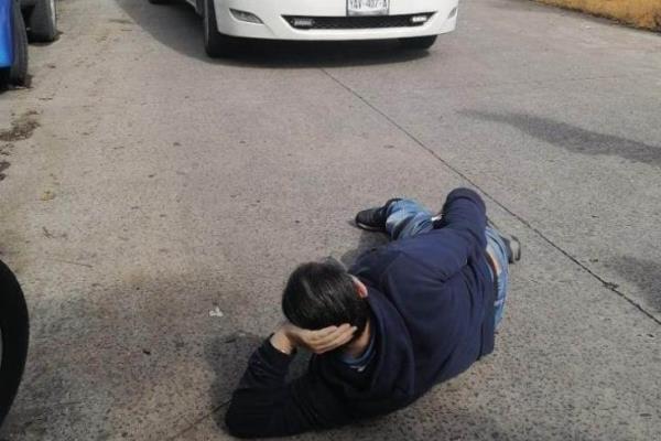 Termina lesionado tras derrapar en su moto, en Xalapa