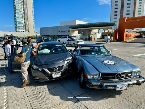 Automóvil de lujo choca en Boca del Río contra otro carro