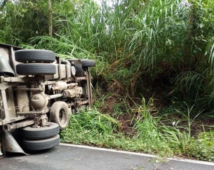 Vuelca camioneta cargada con lácteos en Coscomatepec