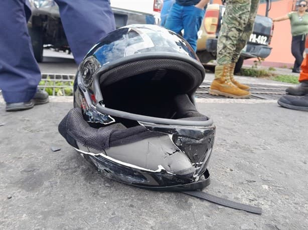 Motociclista de Veracruz se impacta contra camioneta y termina con lesiones