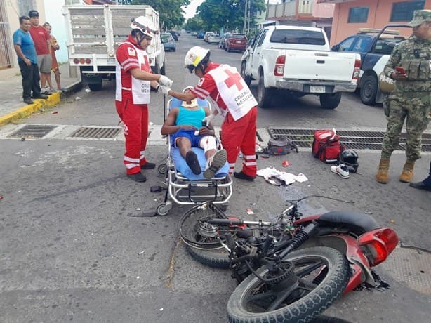 Motociclista de Veracruz se impacta contra camioneta y termina con lesiones