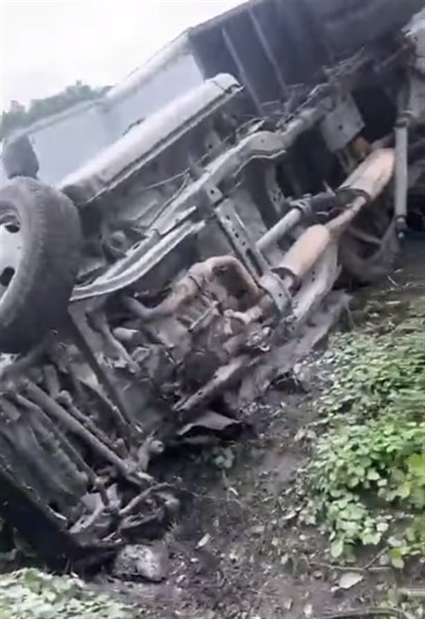 En carretera La Tinaja-Cosamaloapan se vuelca camioneta y conductor termina con lesiones