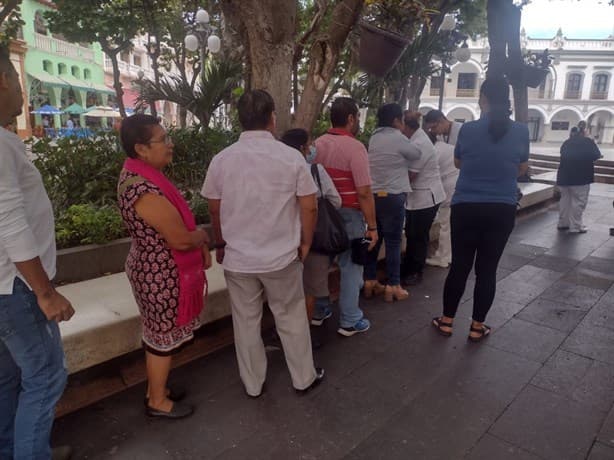 Vacunan contra influenza a ciudadanos en el Zócalo de Veracruz | VIDEO