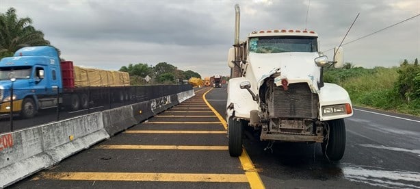 Tráiler casi se vuelca por exceso de peso en el tramo carretero Chichicaxtle-Cardel