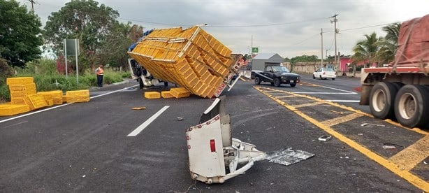 Tráiler casi se vuelca por exceso de peso en el tramo carretero Chichicaxtle-Cardel